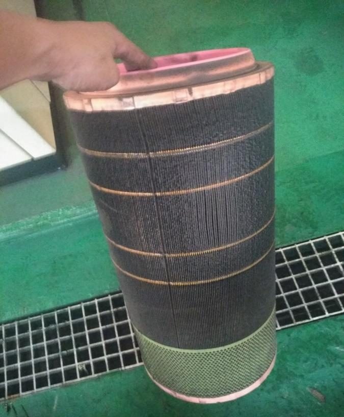 Lõi tách dầu cũ đã bám cặn, thay mới cùng lần đổi dầu