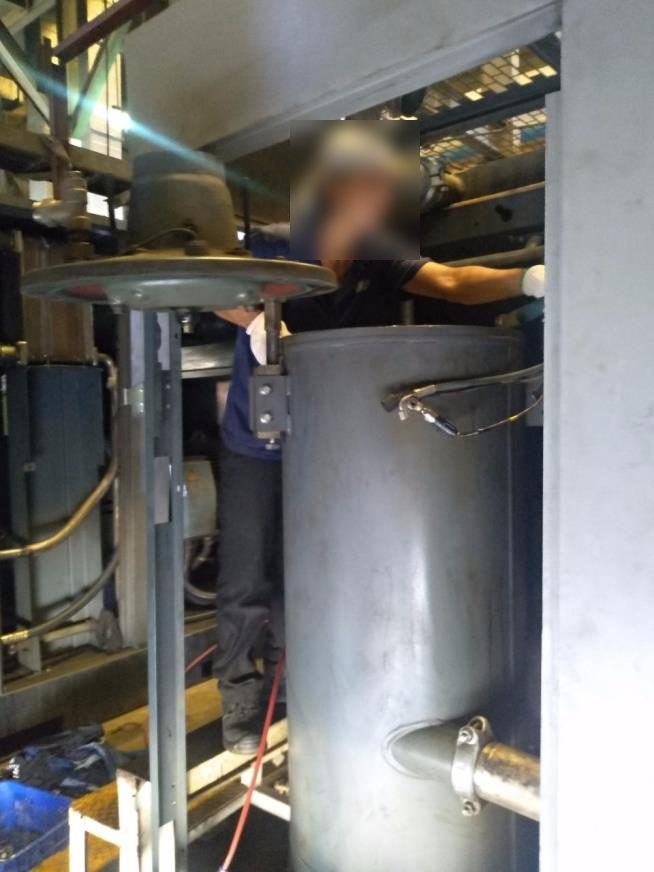 Tháo và vệ sinh bình tách dầu máy 200 kW