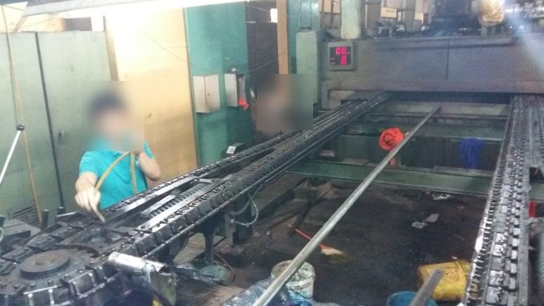 Xích máy căng kim trong lúc làm sạch tại nhà máy dệt nhuộm