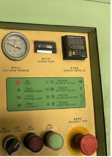 Đồng hồ giờ chạy và áp suất đầu đẩy trên tủ điều khiển, dùng để ghi giờ dầu tại mỗi lần lấy mẫu