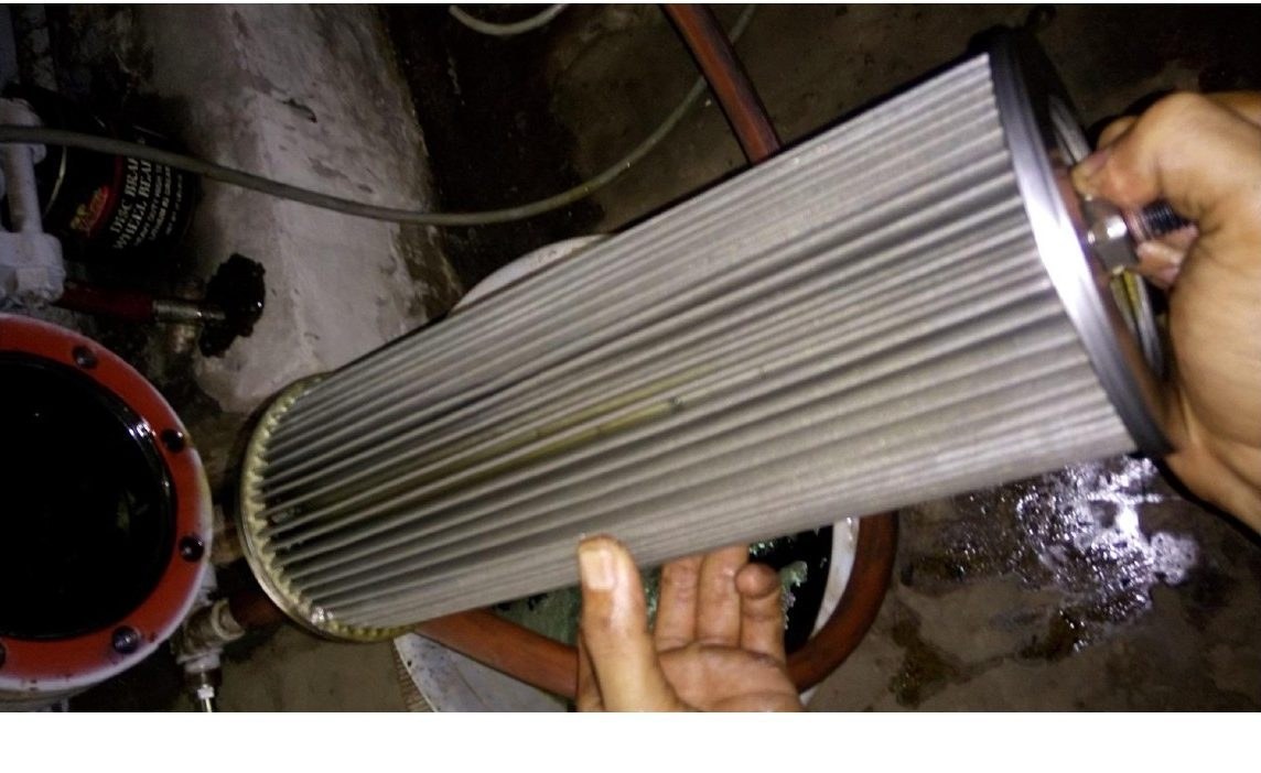 Tháo lõi lọc dầu khỏi bầu lọc để vệ sinh cặn