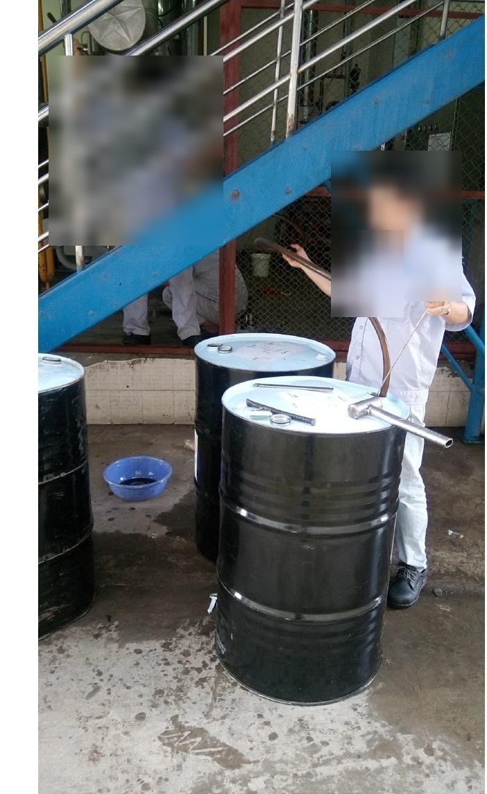 Bơm dầu CPI từ phuy vào máy sau khi đã xả sạch và vệ sinh