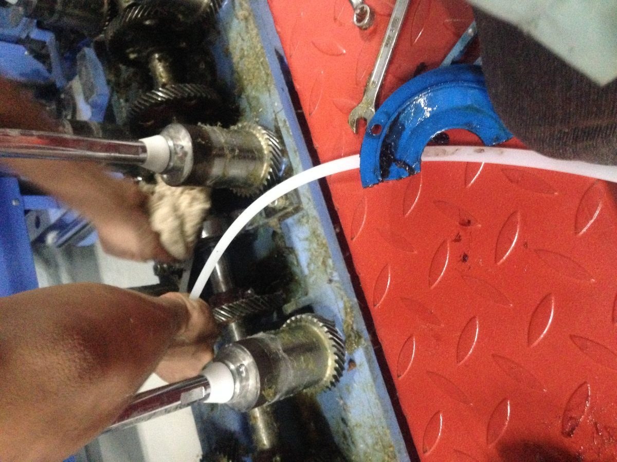 Greasing the bearing housing of the drive unit with the machine stopped