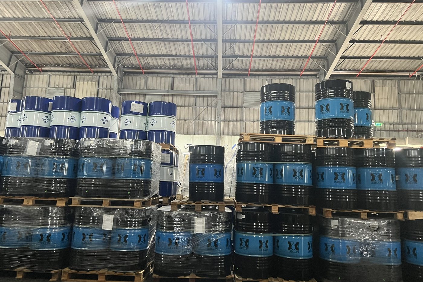 Kho hàng Hợp Tiến: phuy FUCHS và LUBCON trên pallet