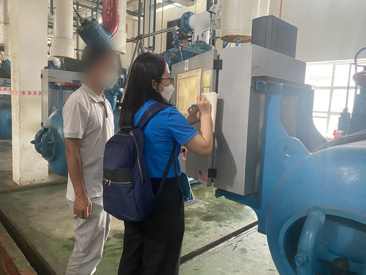 Kỹ sư Hợp Tiến khảo sát máy nén tại phòng máy nhà máy khách hàng